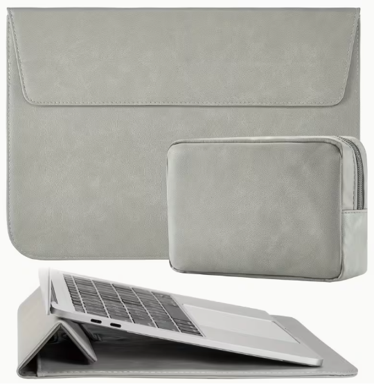 Funda de portatil con solapa plegada como soporte elevando la pantalla sobre una mesa